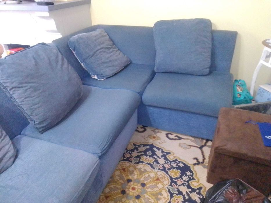 Sofá cama de 4 lug e dois puffs.
