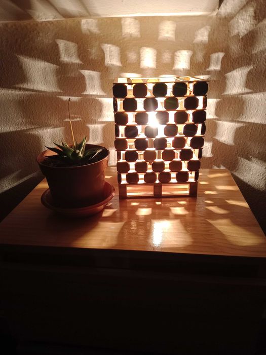 Candeeiro Artesanal em Madeira – Luz Zen e Design Natural