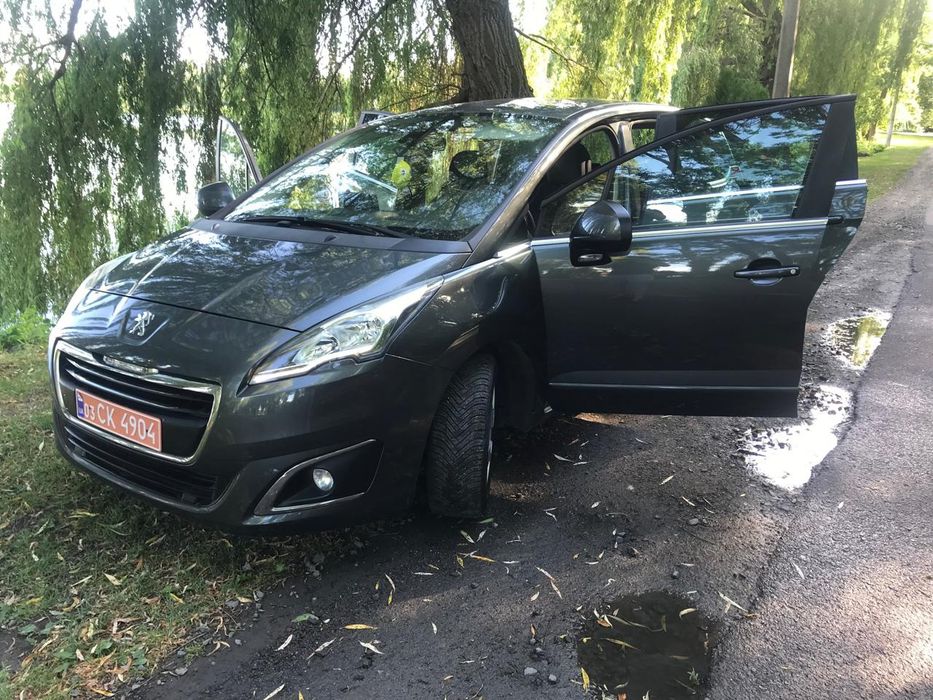 Пежо 5008 2014 року у відмінному стані