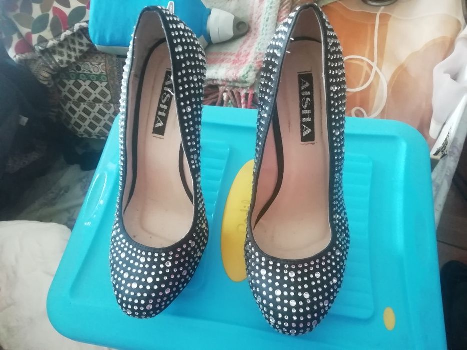 Sapatos de salto alto finos