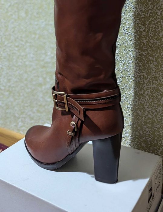 Чоботи на каблуку