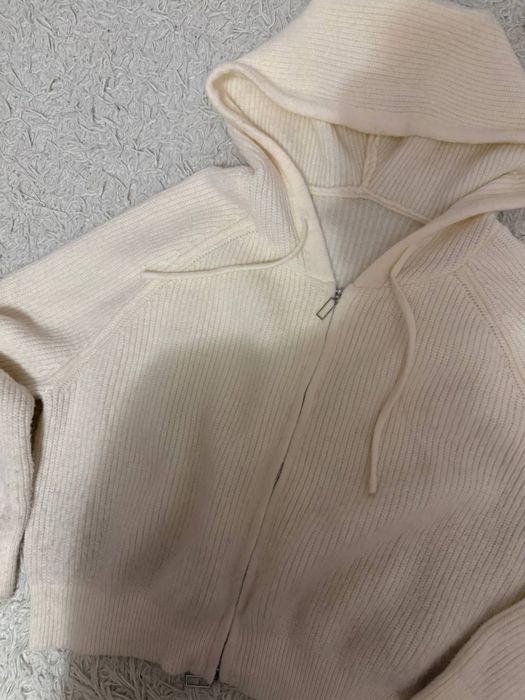 кофта на замку молочна