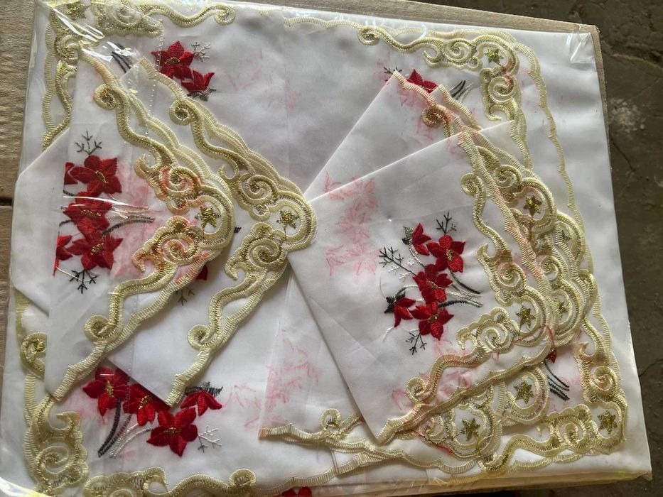 Скатерть для стола 150х220 с салфетками .Новая. Прив. из Франции