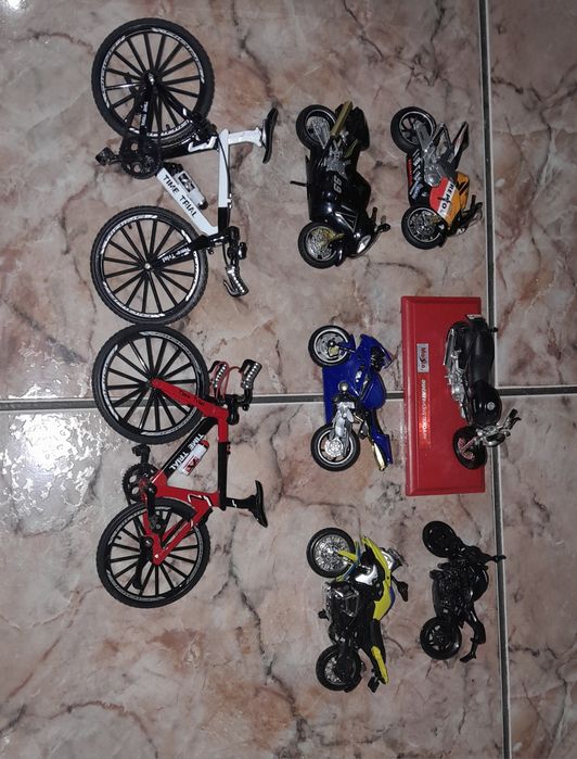 Motas miniatura e bicicletas