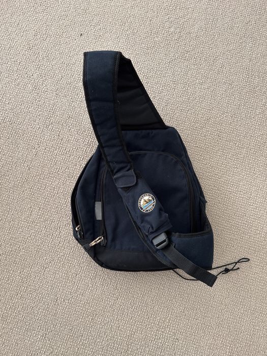 Mochila Faconable azul escura com uma alca