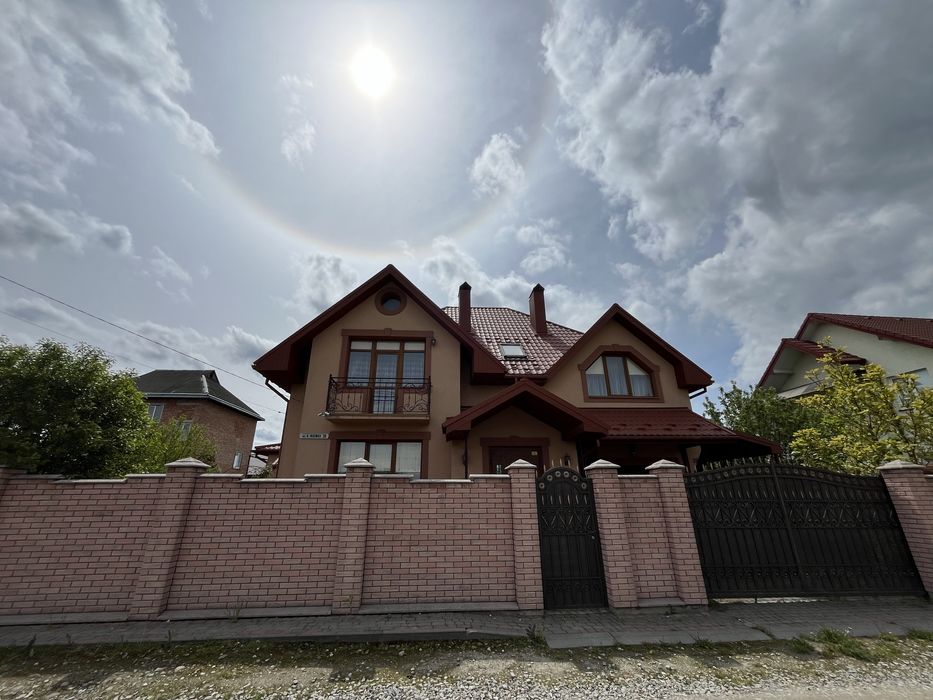 Продається будинок пл. 244 м2 в передмісті Івано-Франківська
