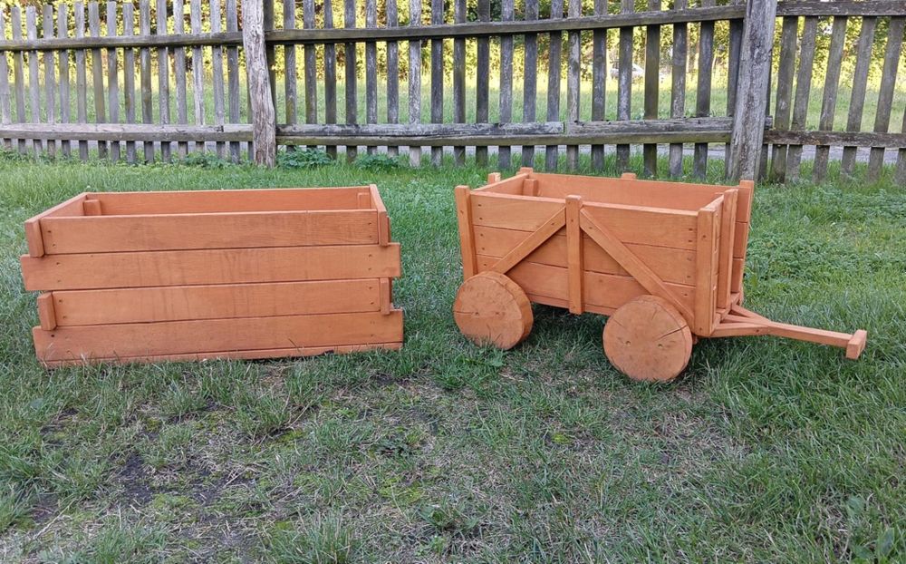 Donice, doniczki, wóz, ozdoby drewnian. Ozdoby ogrodowe e do ogrodu