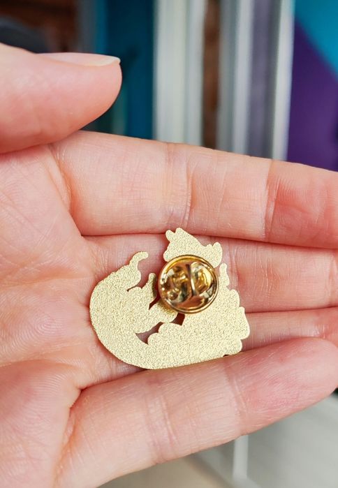 Kot - metalowy pin przypinka broszka