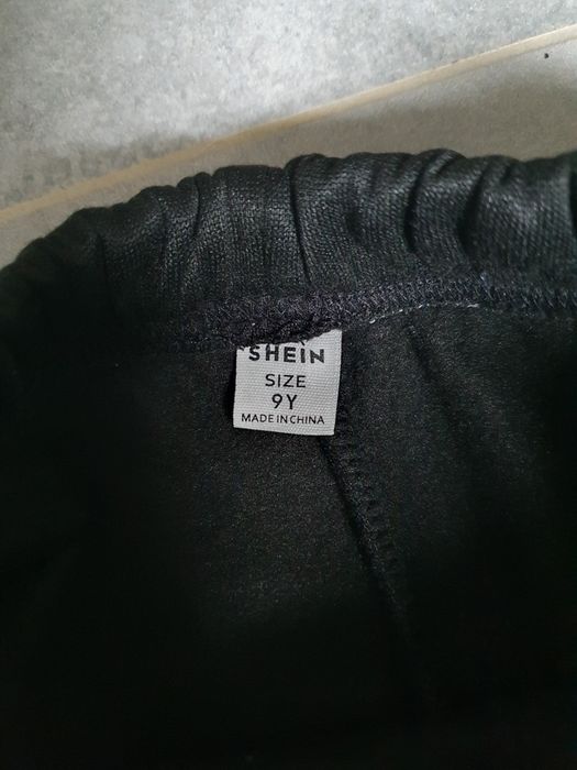 Czarne spodnie dresowe roz. 134 Shein