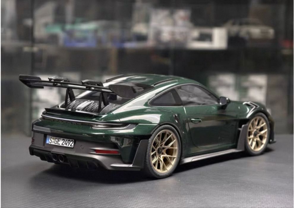 Продам коллекционную модель Porsche 911 GT3RS 1:12