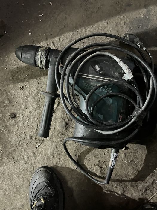 Перфоратор Макита поломаный