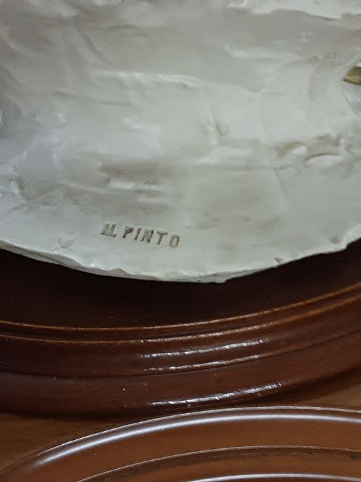 Estatueta  em marfinite marcada  25 cm altura x 22,5 cmx 18,5 cm diâm