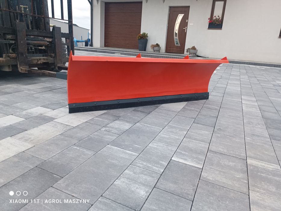 Pług 150 cm na widły wózka widłowego przy hali produkcji mebli