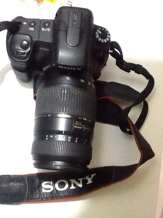 Câmera sony com 2 lentes, bolsa e acessórios.