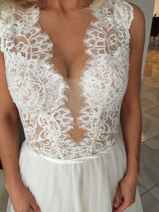 Suknia Ślubna w kolorze złamanej bieli.