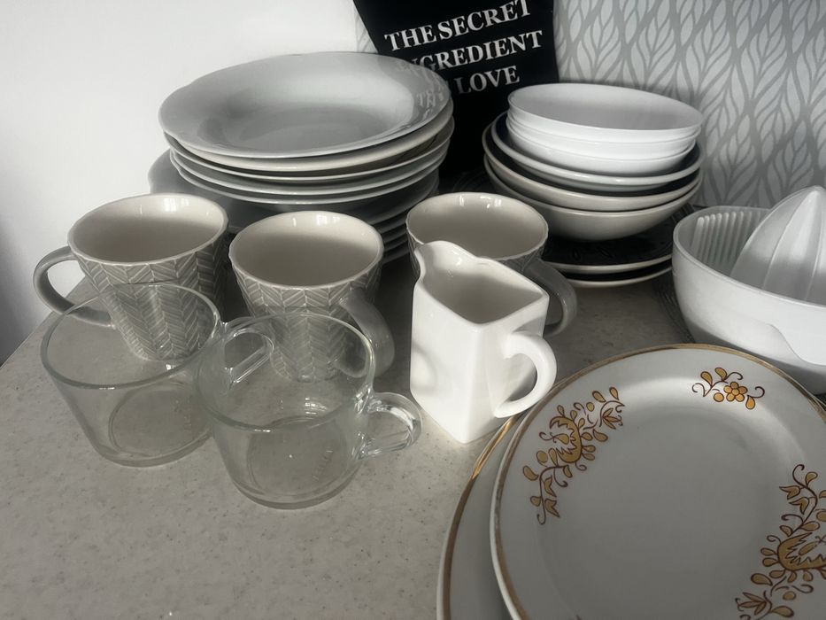 Zestaw talerze kubki sztucce szklanki i inne porcelana