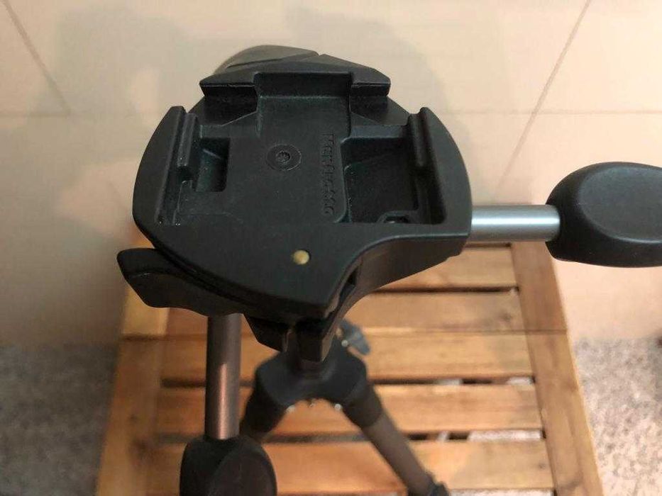 Tripé Manfrotto Compact Advanced e suporte flash holof