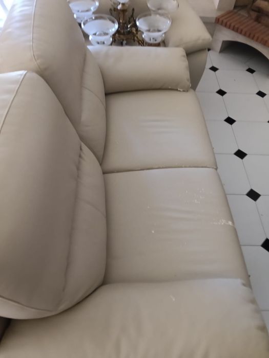 Conjunto de dois sofas em pele bege