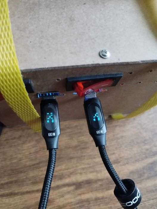 Дуже потужний Power Bank. Заряджає 2 ноутбуки одночасно.