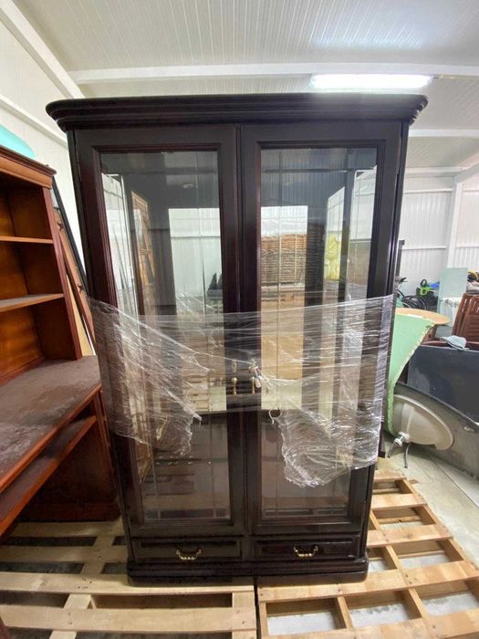 Cristaleira em Mogno (118x112x45)