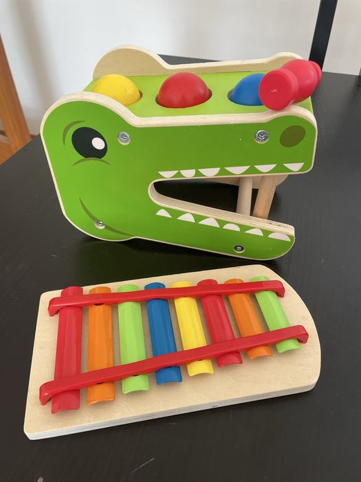 Brinquedo musical de madeira com xilofone