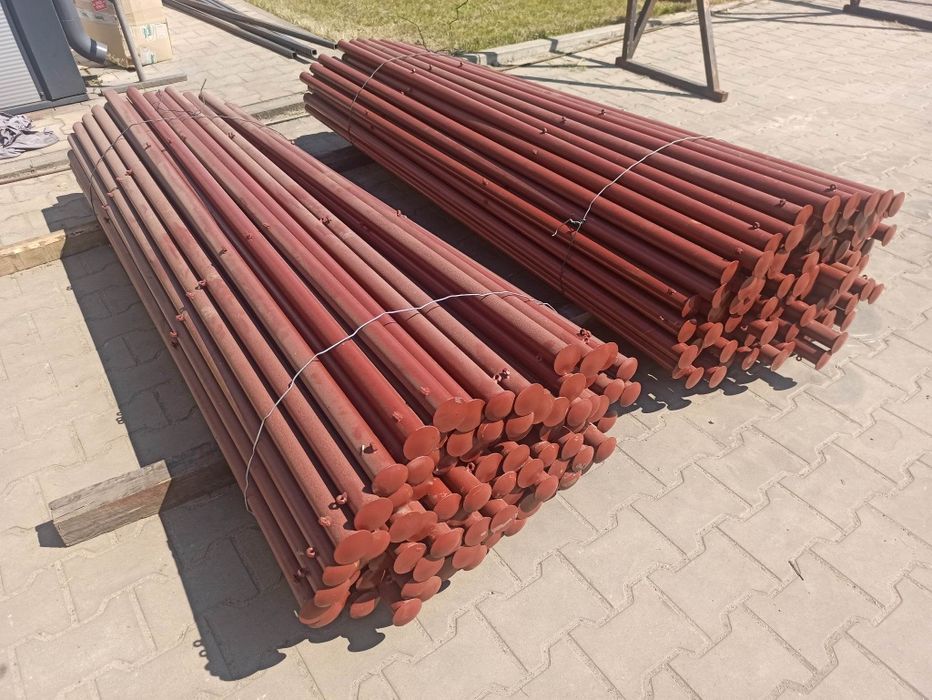 Słupek ogrodzeniowy do siatki fi 42 z daszkiem i przelotkami 2m