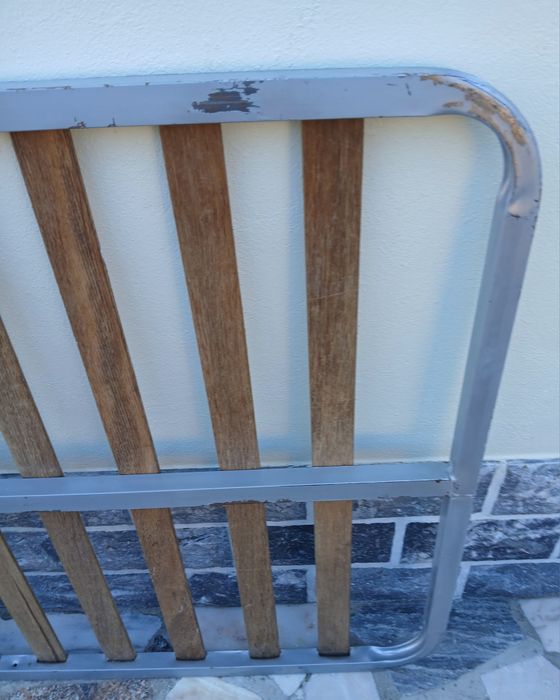 Estrado metálico de cama.
