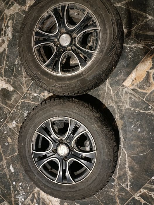 Продам два колеса Тринацятки зимовою ризиною.