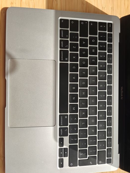 MacBook Air 2020 i3 / 8GB RAM / 256GB SSD – Stan bardzo dobry + Pudełko i ładowa