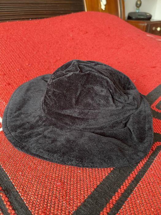 Chapeu de veludo preto super moda