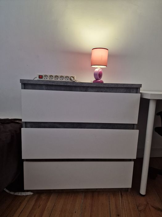 Cómoda cinzenta e branca