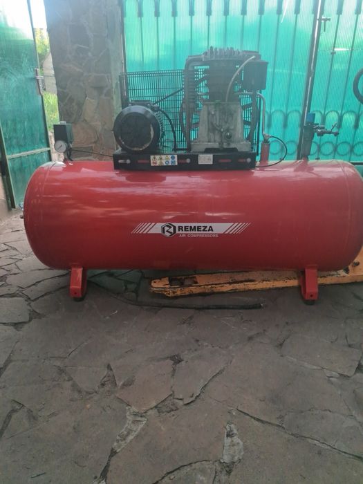 Большой промышленный поршневой компрессор Remeza RM-3106.03.