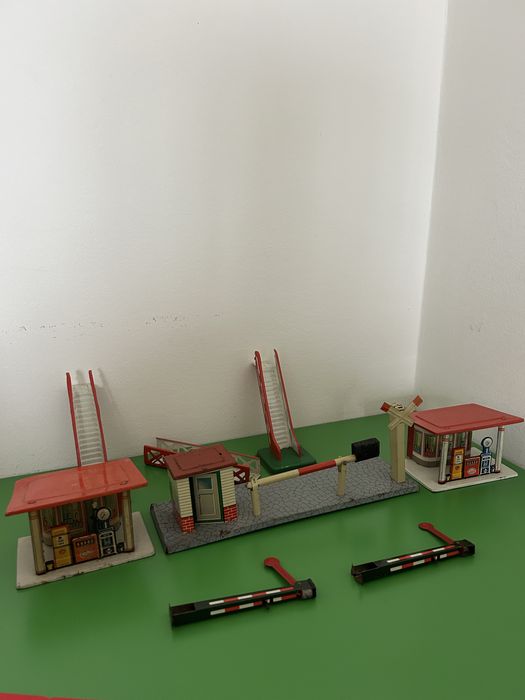 Antigos brinquedos em lata de fabrico alemão