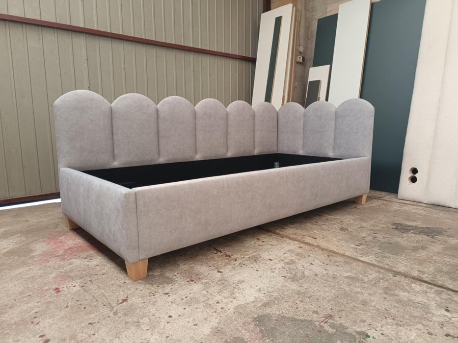 Łóżko tapicerowane narożne biszkopty dla dziewczynki panele na wymiar