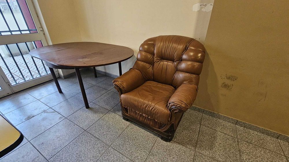 Sofá, mesa e móvel de madeira!!