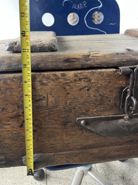 Stara skrzynia stolarska narzędziowa antyk z nosidłem drewnianym