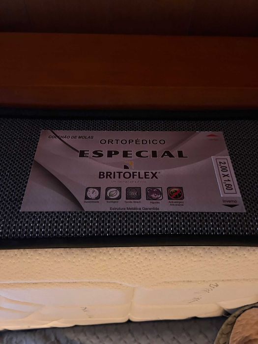 Cama casal 160x200 + 2 mesas + colchão – como novo / sem uso