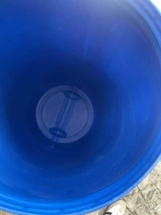 2 potes de azeite de diferentes quantidades