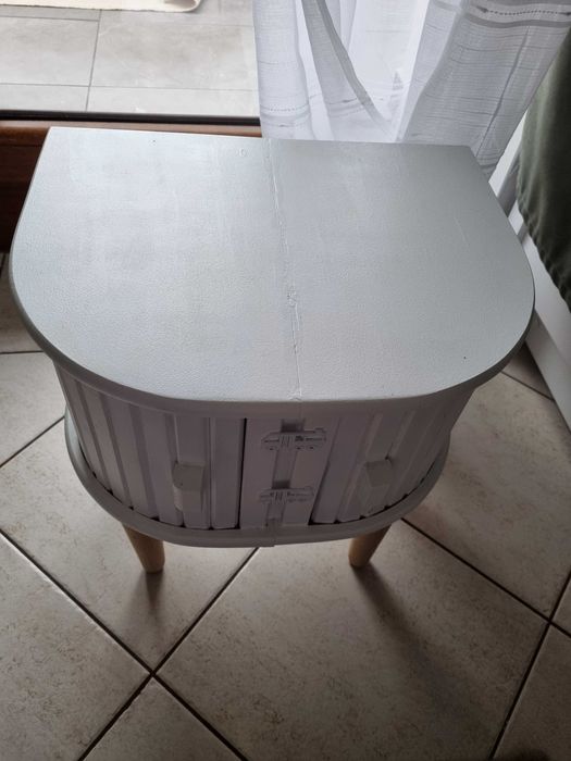 Szafka nocna z chlebakow, ryflowana biala, drewno