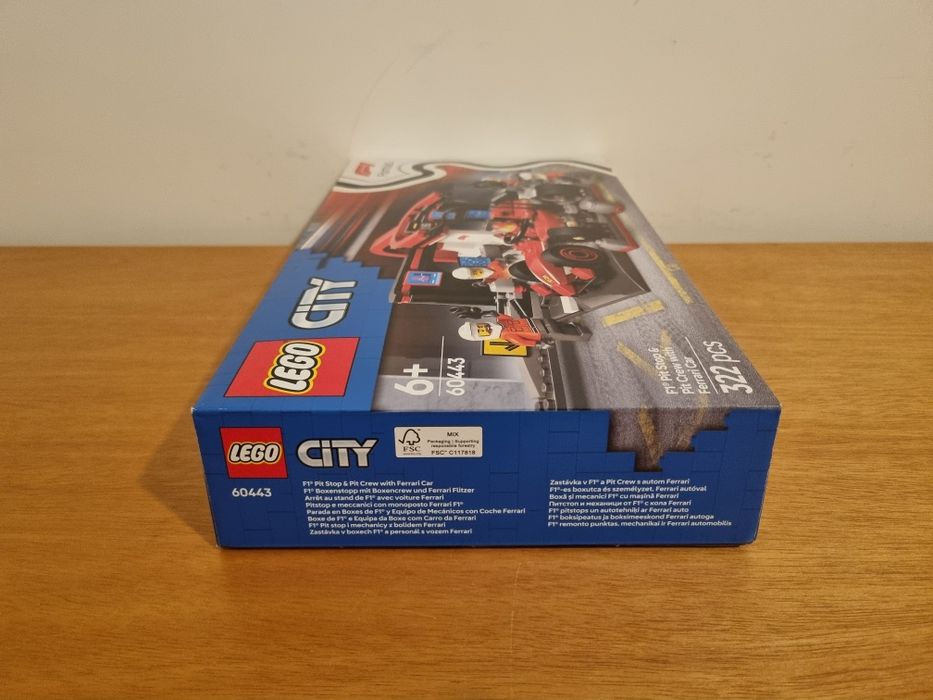 LEGO City 60443 - Formula 1 Pit Stop & Pit Crew com carro Ferrari