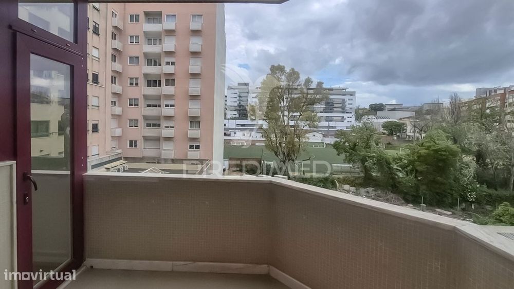 Apartamento T3 totalmente remodelado, situado na prestigiada Estrad...