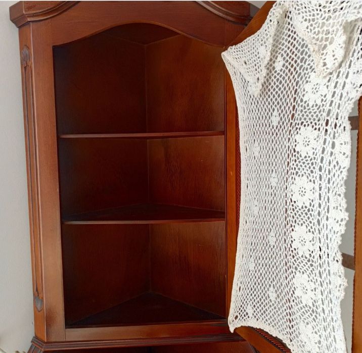 Witryna narożna stojąca