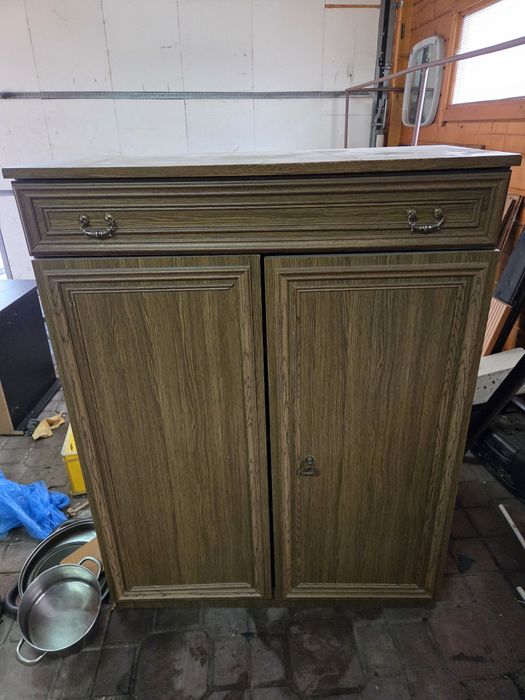 Szafa z półkami i szufladą