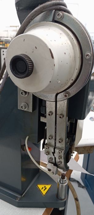 Máquina de apertar ribetes