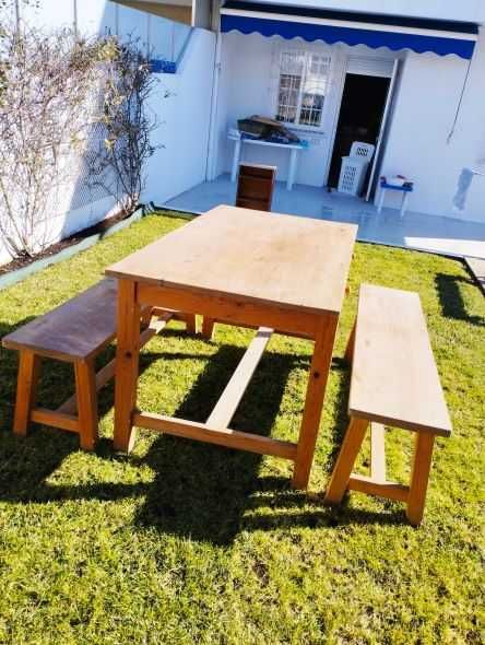 Mesa e dois bancos corridos