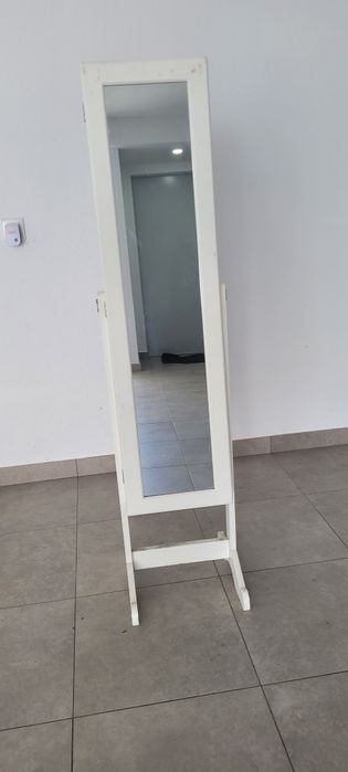 Espelho com armário para bijuterias