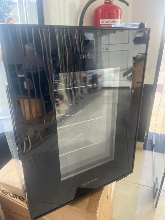Vinoteca / Garrafeira termoelétrica para 12 garrafas