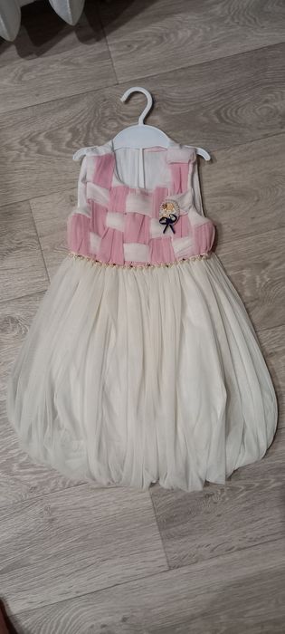 Дуже гарна сукня на дівчинку!