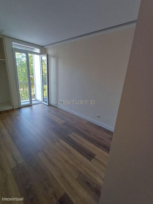 Apartamento T4 remodelado e com varandas frente ao Spacio Shopping dos