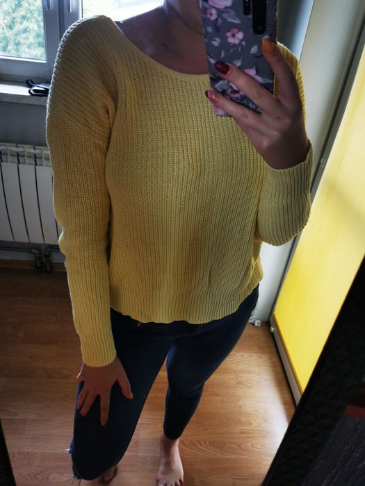 Pastelowy sweterek z odkrytymi plecami
